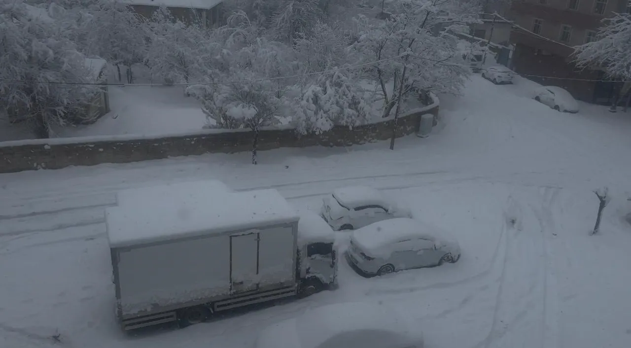 Bahar beklenirken her yer beyaza büründü: O ilçede kar kalınlığı 40 santimetreyi buldu