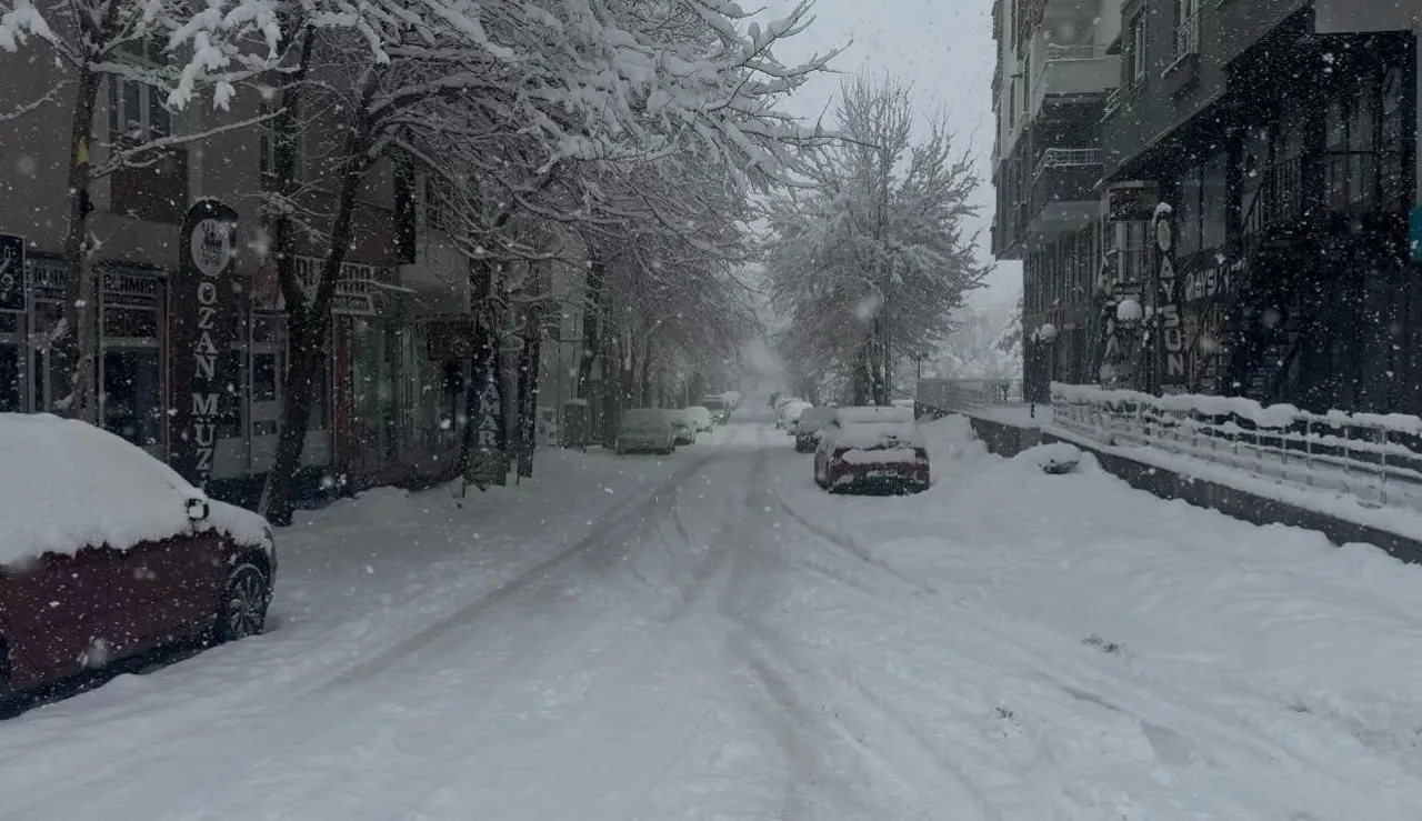 Bahar beklenirken her yer beyaza büründü: O ilçede kar kalınlığı 40 santimetreyi buldu
