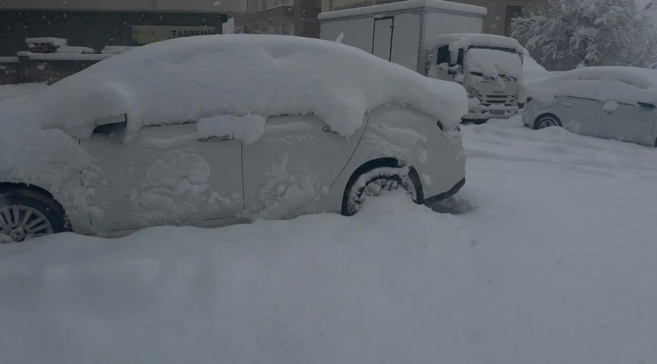 Bahar beklenirken her yer beyaza büründü: O ilçede kar kalınlığı 40 santimetreyi buldu