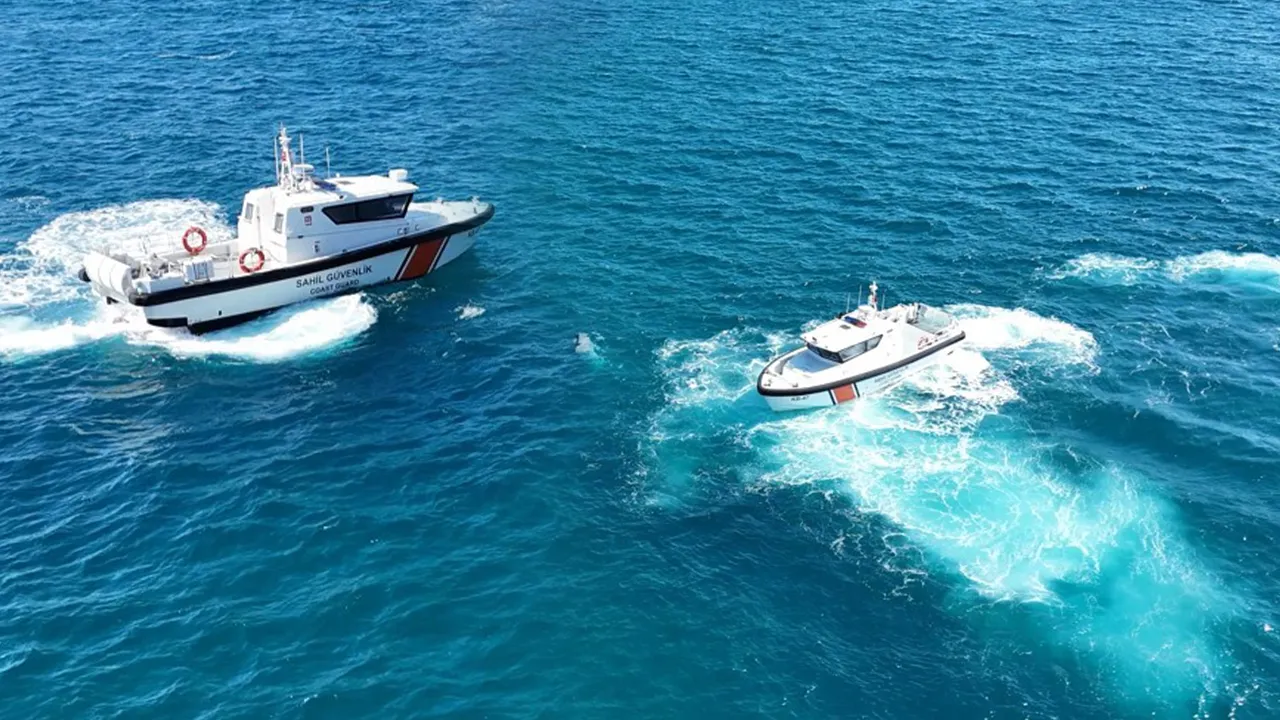 Balıkçı teknesi göz göre göre battı! 3 kişi böyle kurtuldu