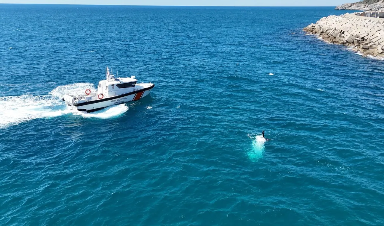 Balıkçı teknesi göz göre göre battı! 3 kişi böyle kurtuldu