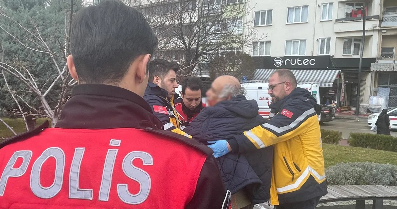 Bankta oturan erkeği taciz etti iddiası! Yaşlı adamı komalık etti