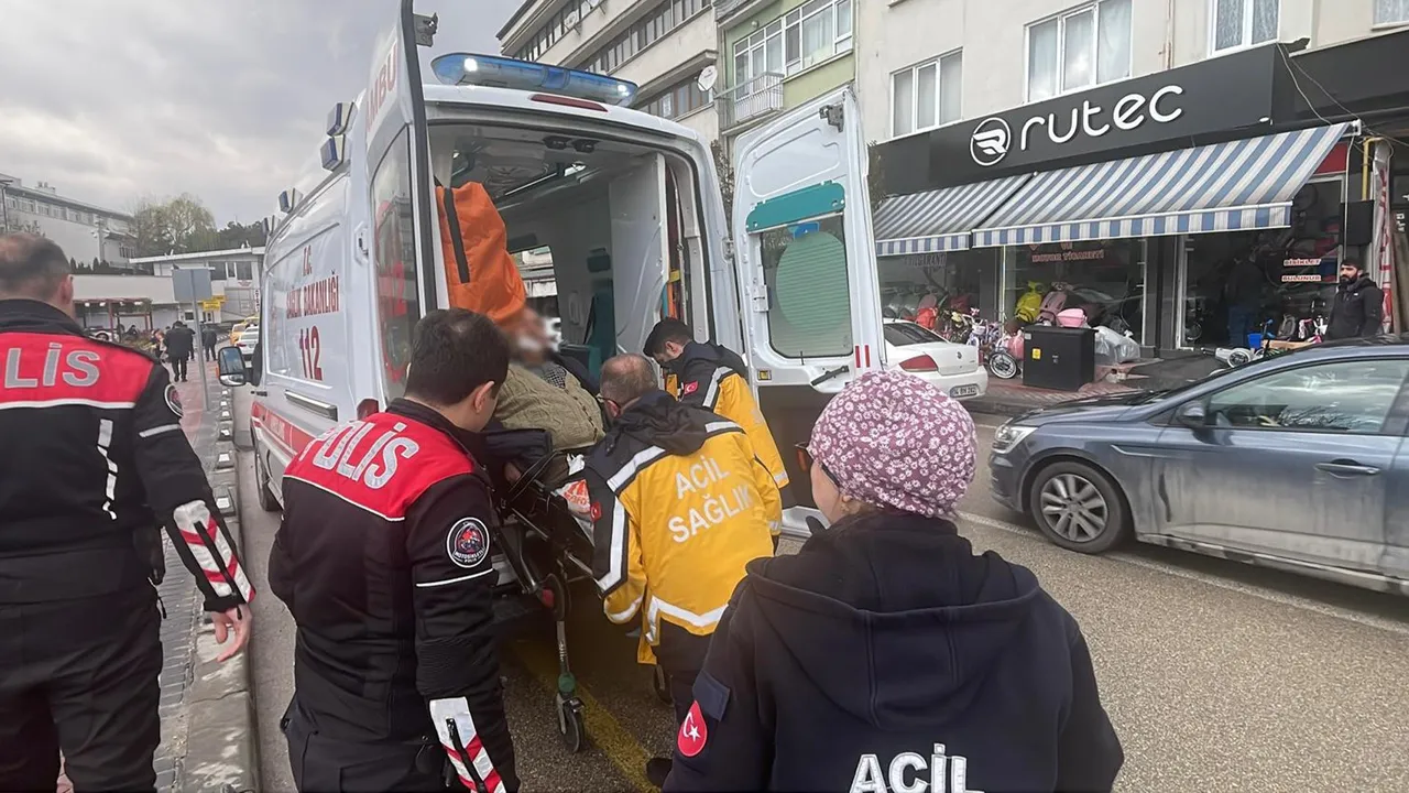 Bankta oturan erkeği taciz etti iddiası! Yaşlı adamı komalık etti