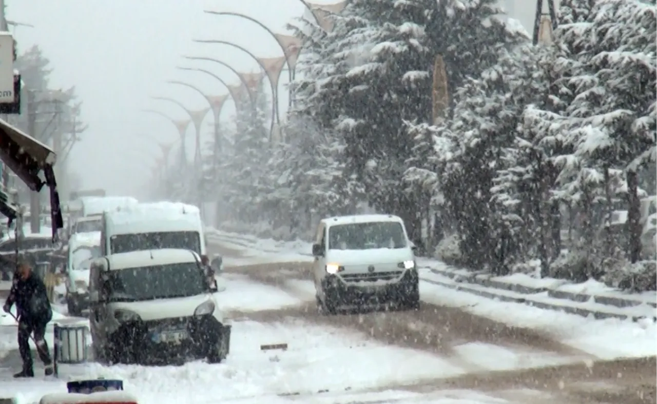 Bir kentimiz martta beyaza büründü! 11 köy yolu ulaşıma kapandı