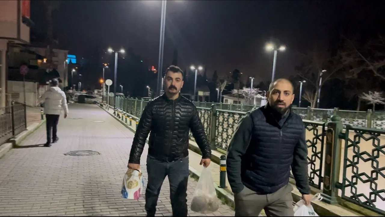 Bu mahallede sahurda davul yok! "Pilava pilava" diye bağırıp uyandırıyorlar