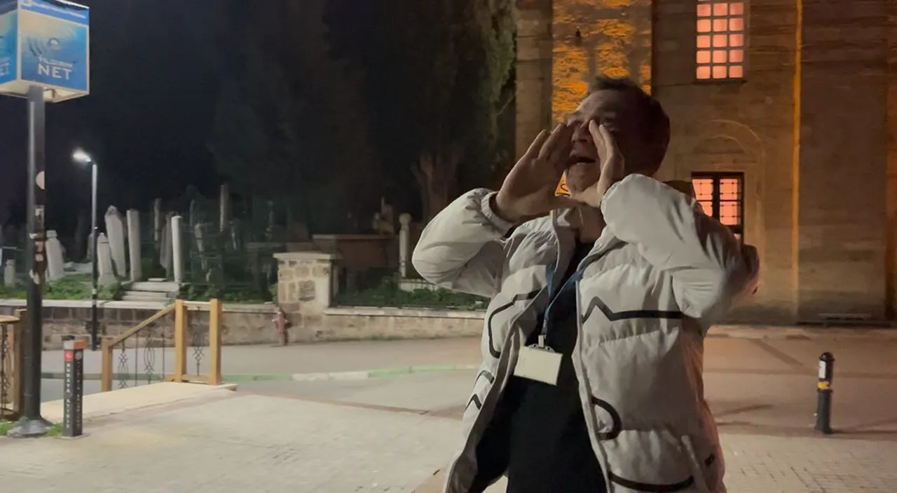 Bu mahallede sahurda davul yok! "Pilava pilava" diye bağırıp uyandırıyorlar