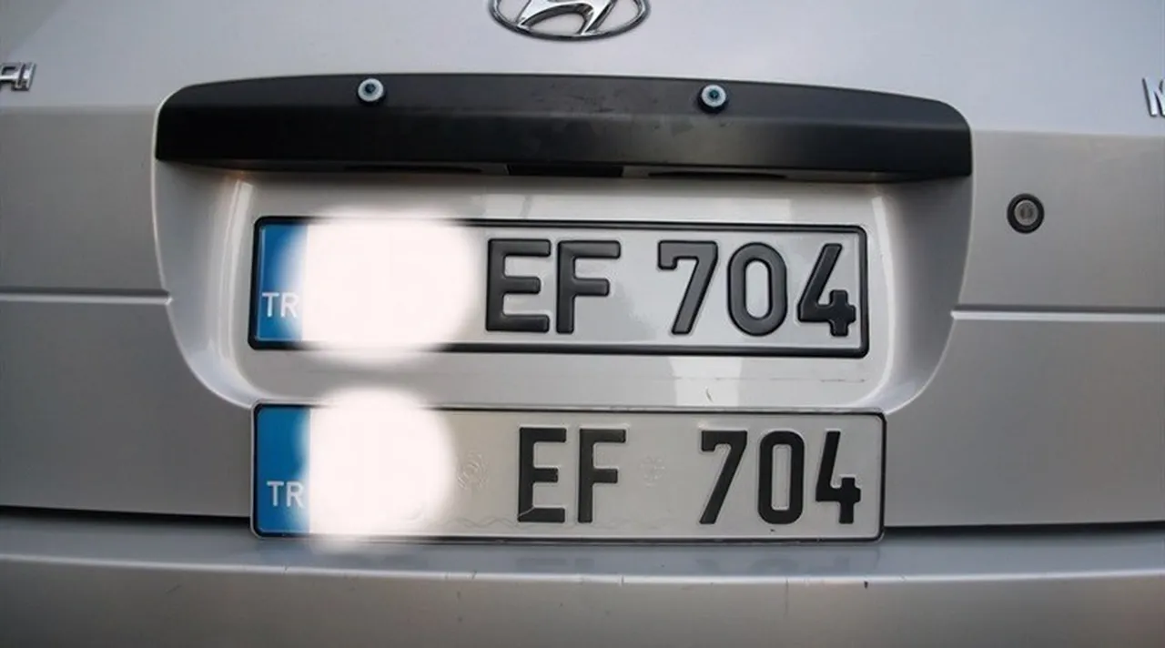 Daha kalın, farklı yazı tiplerine sahip ve genellikle estetik amaçlı üretilen plakalar yasak kapsamında