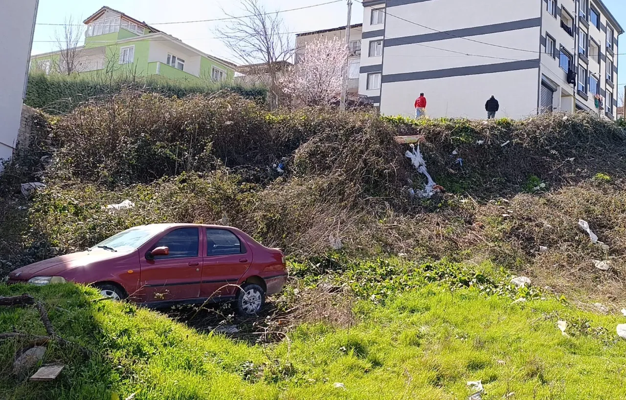 Freni boşalan araç şarampole uçtu! Baba ve oğlu yaralandı