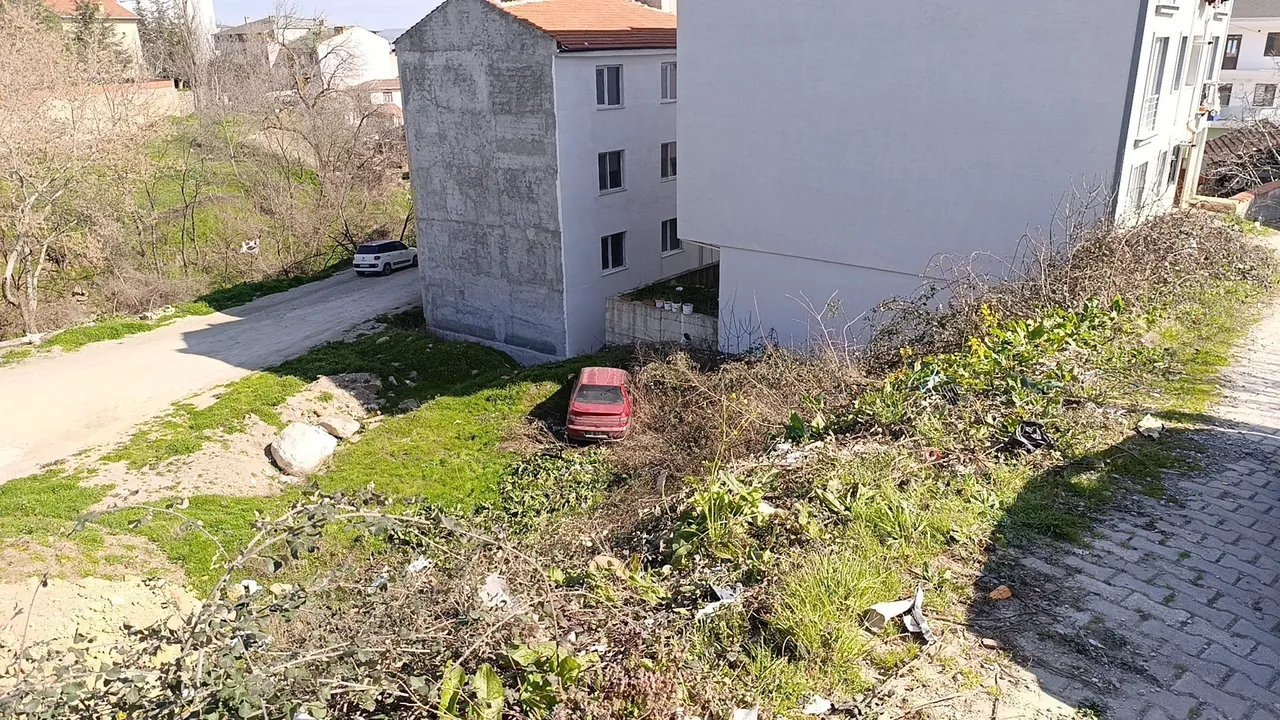 Freni boşalan araç şarampole uçtu! Baba ve oğlu yaralandı