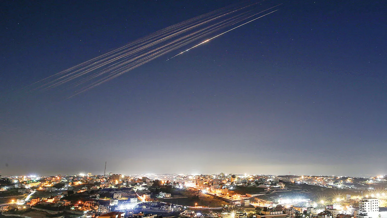 Füze yağmuru! Saldırı altındaki İran, ABD ve İsrail'e karşılık veriyor