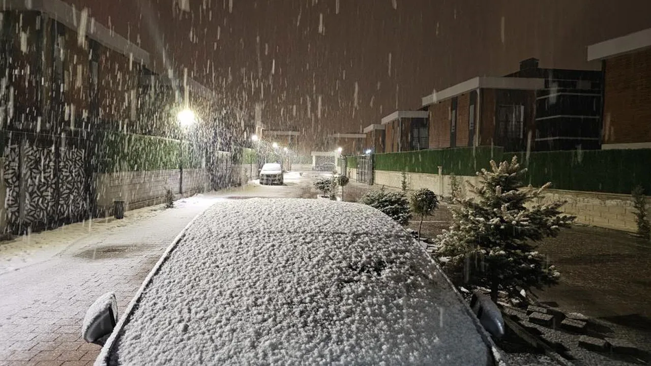 Kayseri'de kar başladı! Kent gece yarısı beyaza büründü, Meteoroloji'den uyarı var