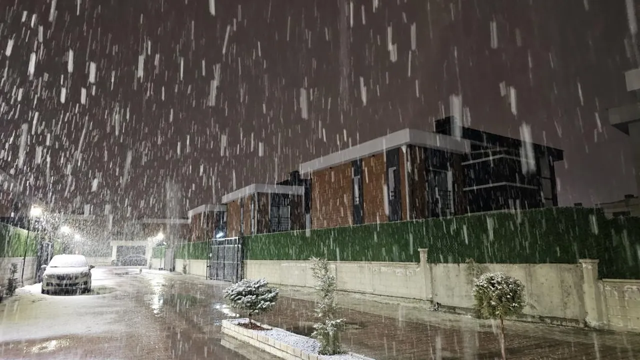 Kayseri'de kar başladı! Kent gece yarısı beyaza büründü, Meteoroloji'den uyarı var