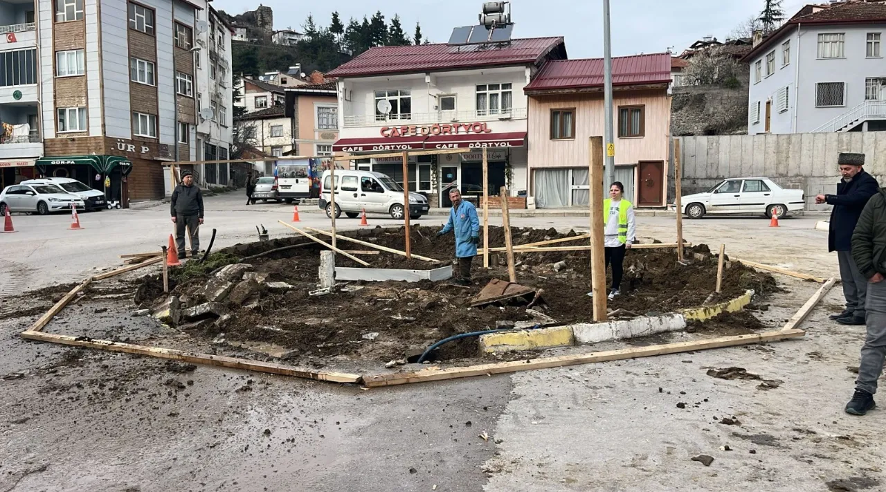 Yol ortasında kalan tarihi mezar için restorasyon süreci başladı