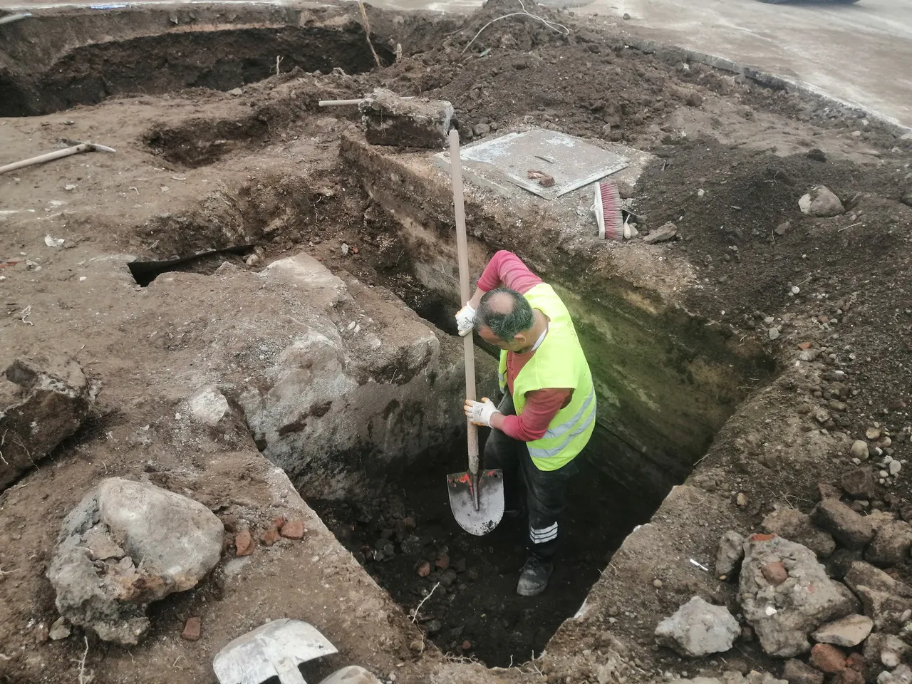 Yol ortasında kalan tarihi mezar için restorasyon süreci başladı