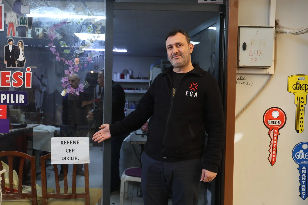 30 yıllık terzi pazarlıktan bıktı! Camına astığı yazıyla gündem oldu