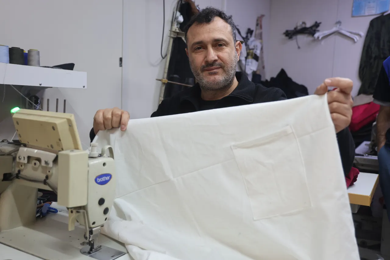 Hatay’da terziden esprili mesaj: Kefene cep dikilir