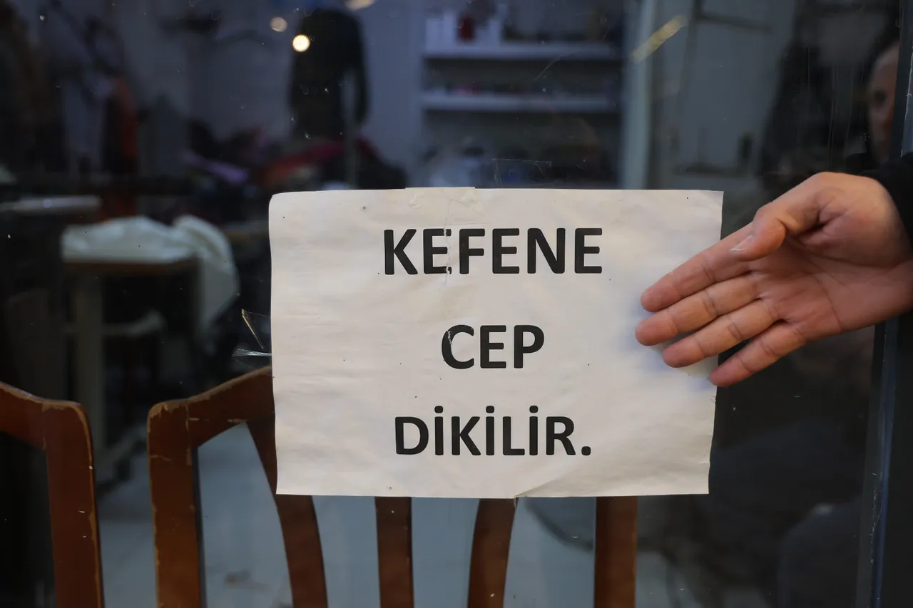 Hatay’da terziden esprili mesaj: Kefene cep dikilir
