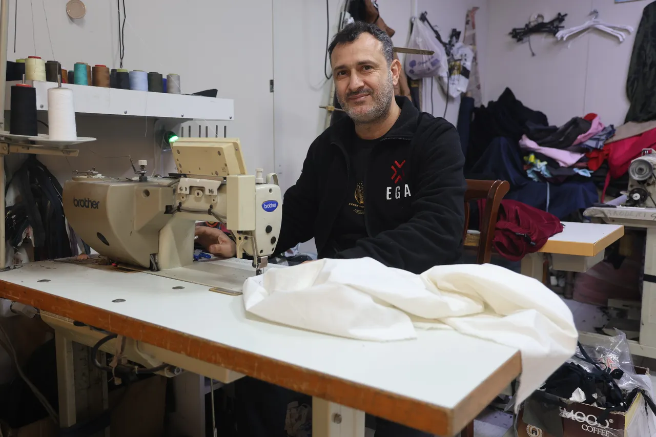 Hatay’da terziden esprili mesaj: Kefene cep dikilir