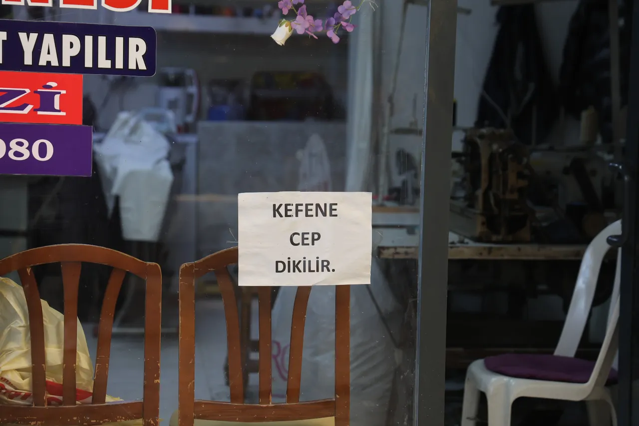 Hatay’da terziden esprili mesaj: Kefene cep dikilir