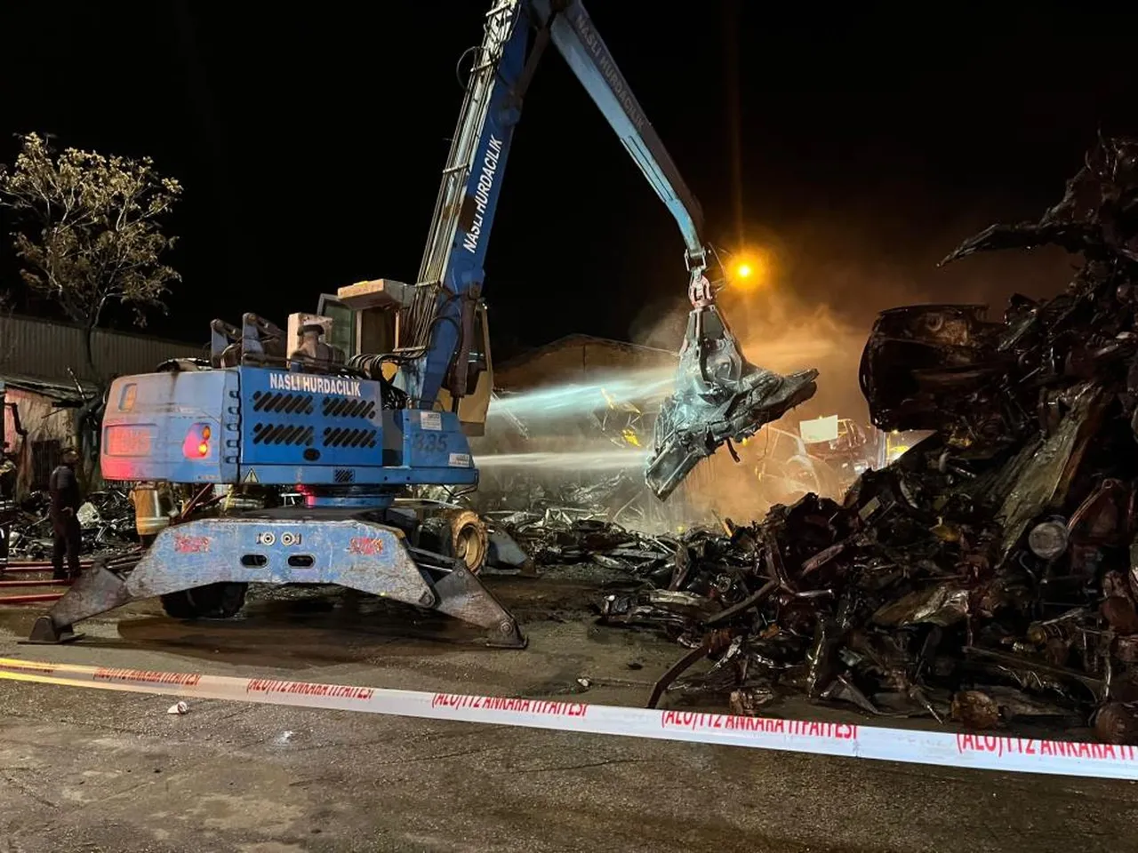 Ankara Hurdacılar Sitesi’nde yangın! 100 araç alevlere teslim oldu