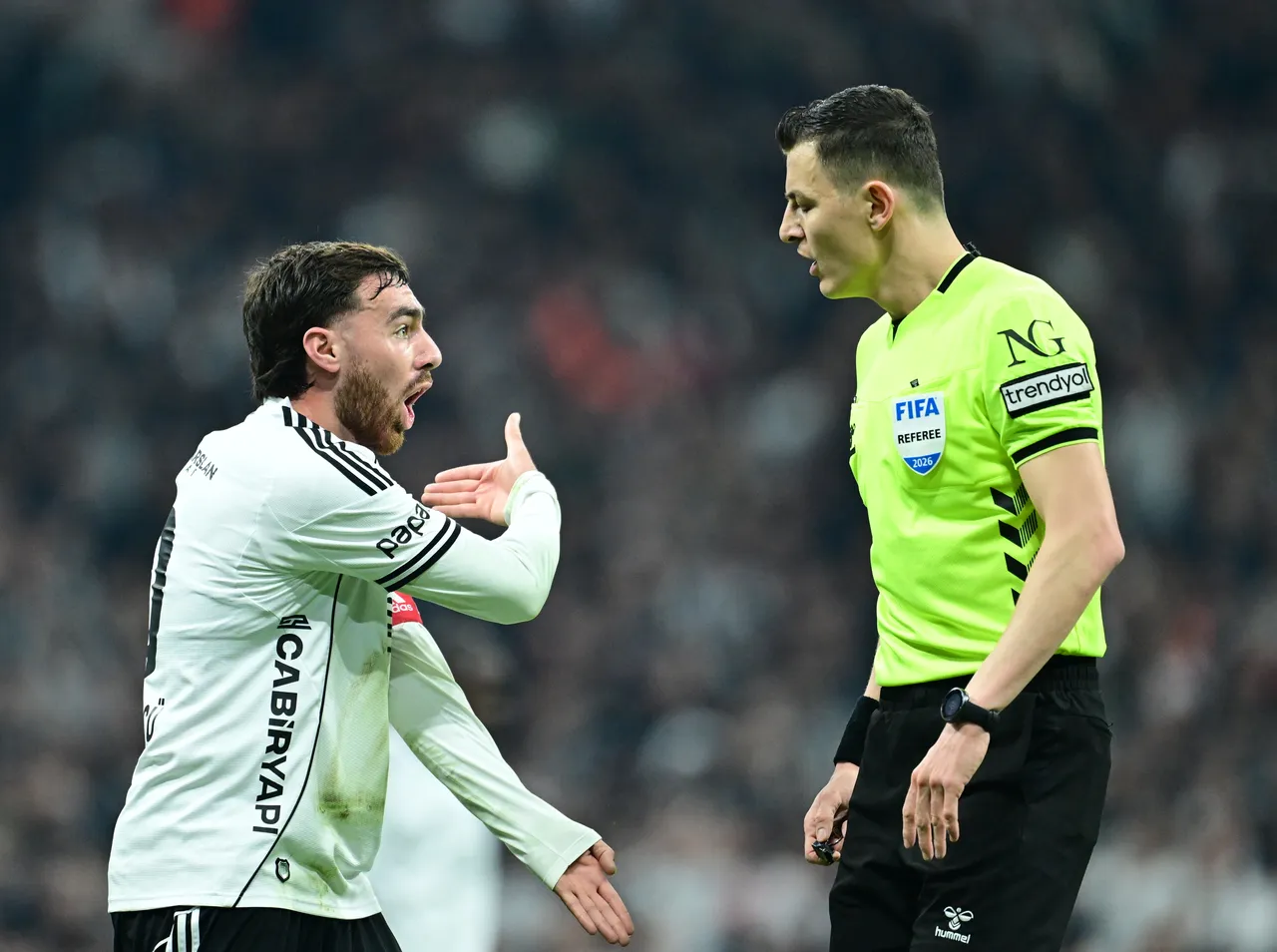 Beşiktaş-Galatasaray derbisi yurtdışında manşet: Utanç verici