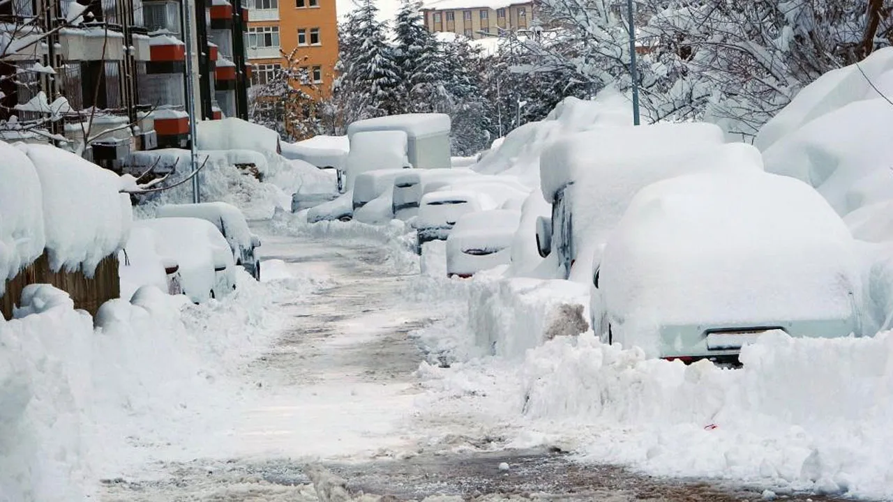 Bitlis kara gömüldü! Ne arabaya biliniyor, ne sokakta yürünüyor