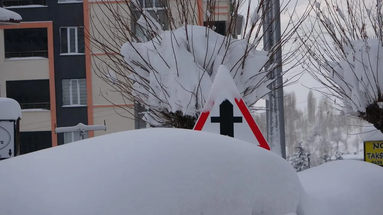Bitlis kara gömüldü! Ne arabaya biliniyor, ne sokakta yürünüyor