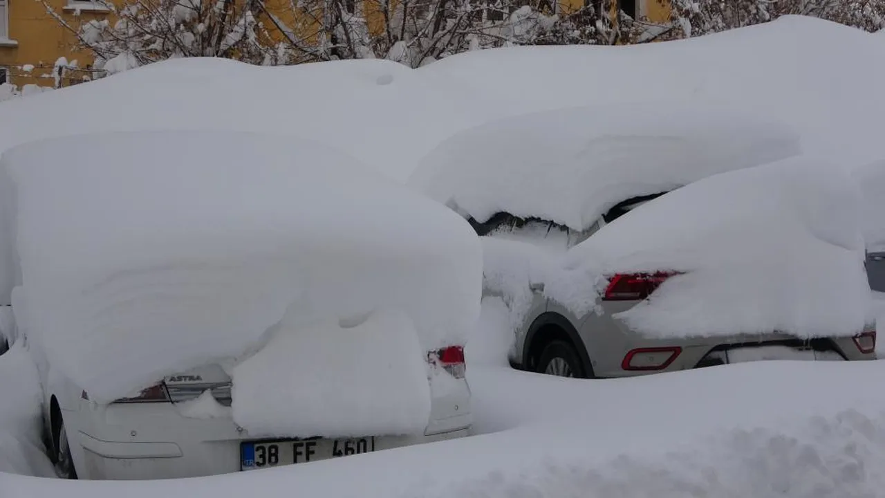 Bitlis kara gömüldü! Ne arabaya biliniyor, ne sokakta yürünüyor