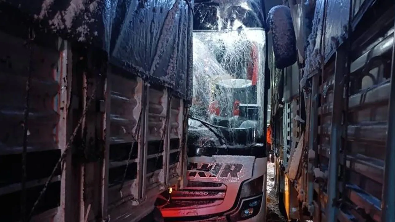 Bitlis'te kaza! Yolcu otobüsü tıra çarptı, yaralılar var