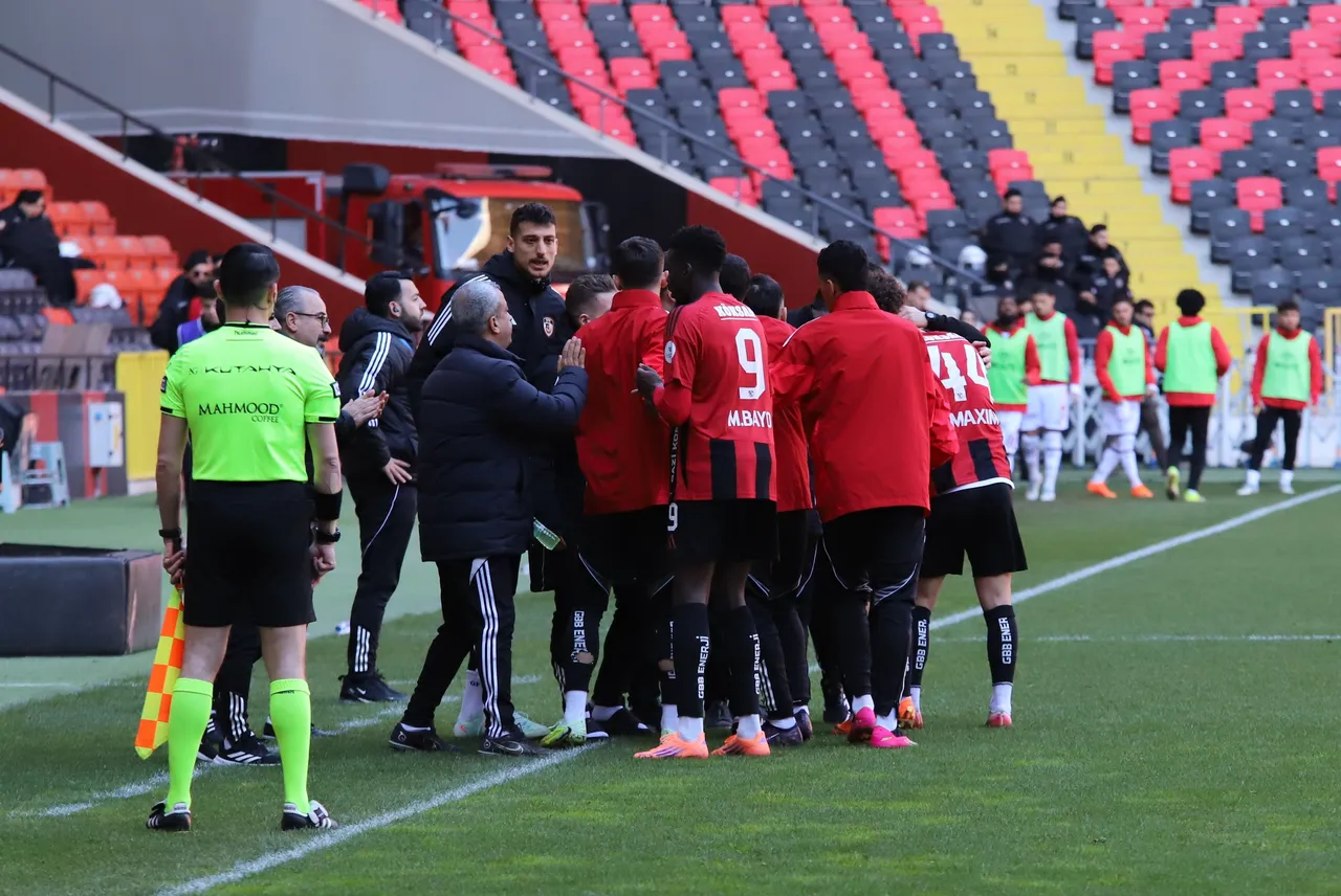 Gaziantep FK, Fatih Karagümrükle 1-1 berabere kaldı: Burak Yılmaza tepkiler büyüdü