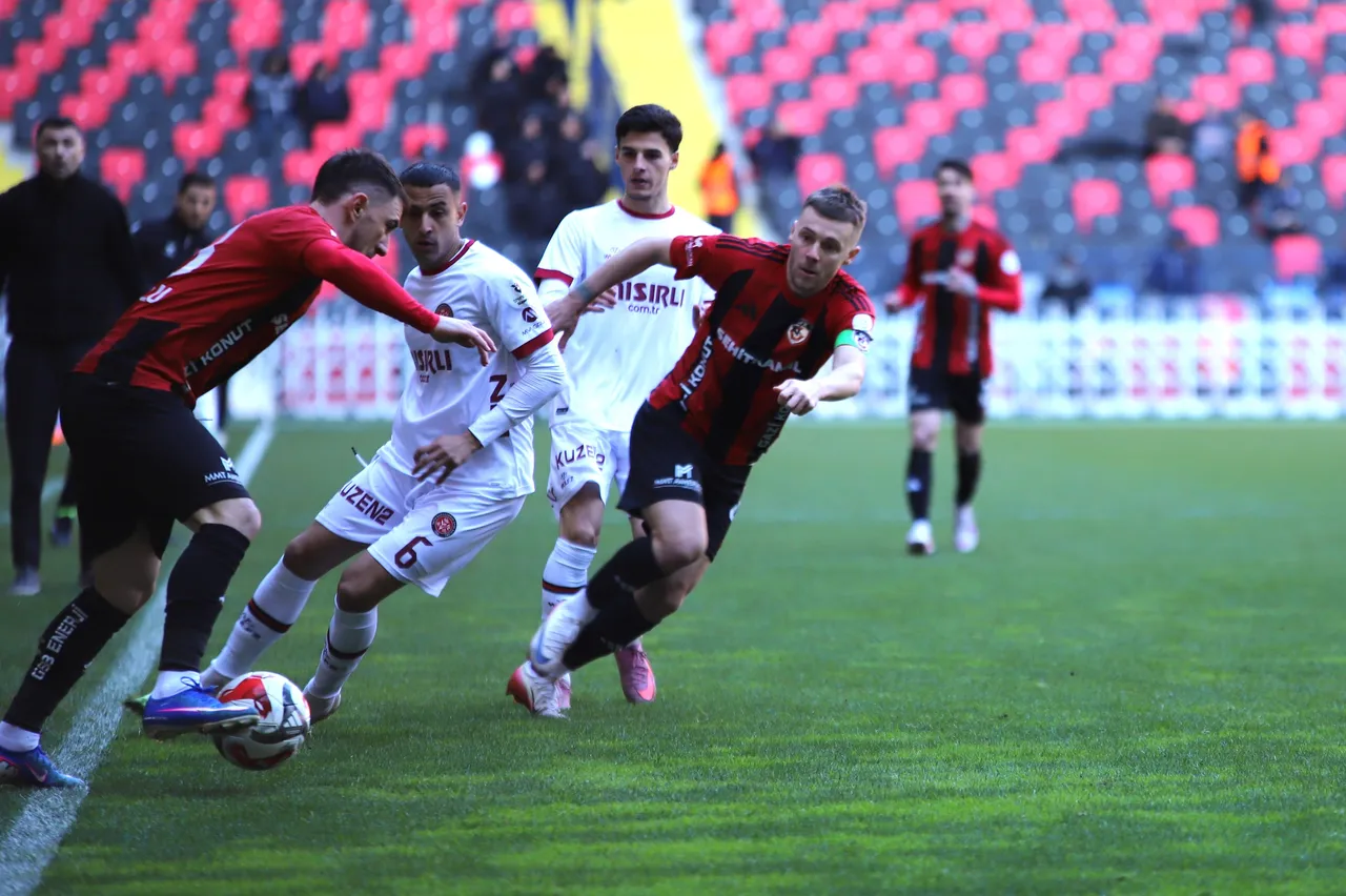 Gaziantep FK, Fatih Karagümrükle 1-1 berabere kaldı: Burak Yılmaza tepkiler büyüdü