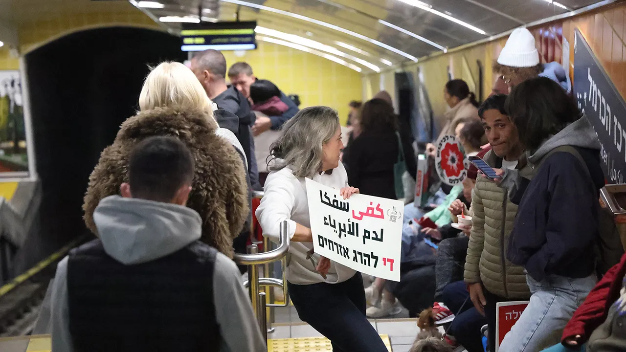 Çalınan sirenler nedeniyle Hayfa kentindeki İsrailliler, sığınaklara ve metro istasyonlarına sığındı.