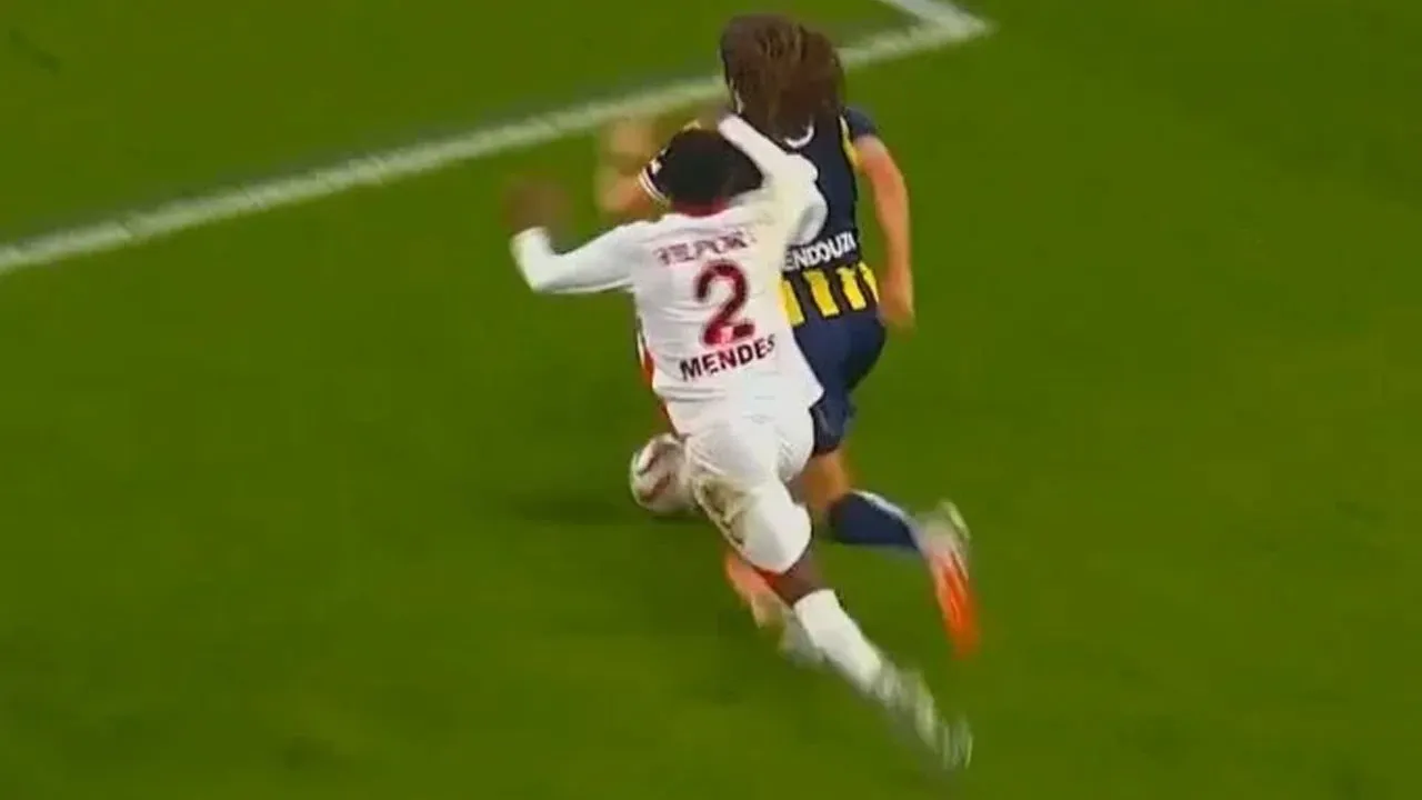 Matteo Guendouzi ile Joe Mendes arasındaki pozisyon