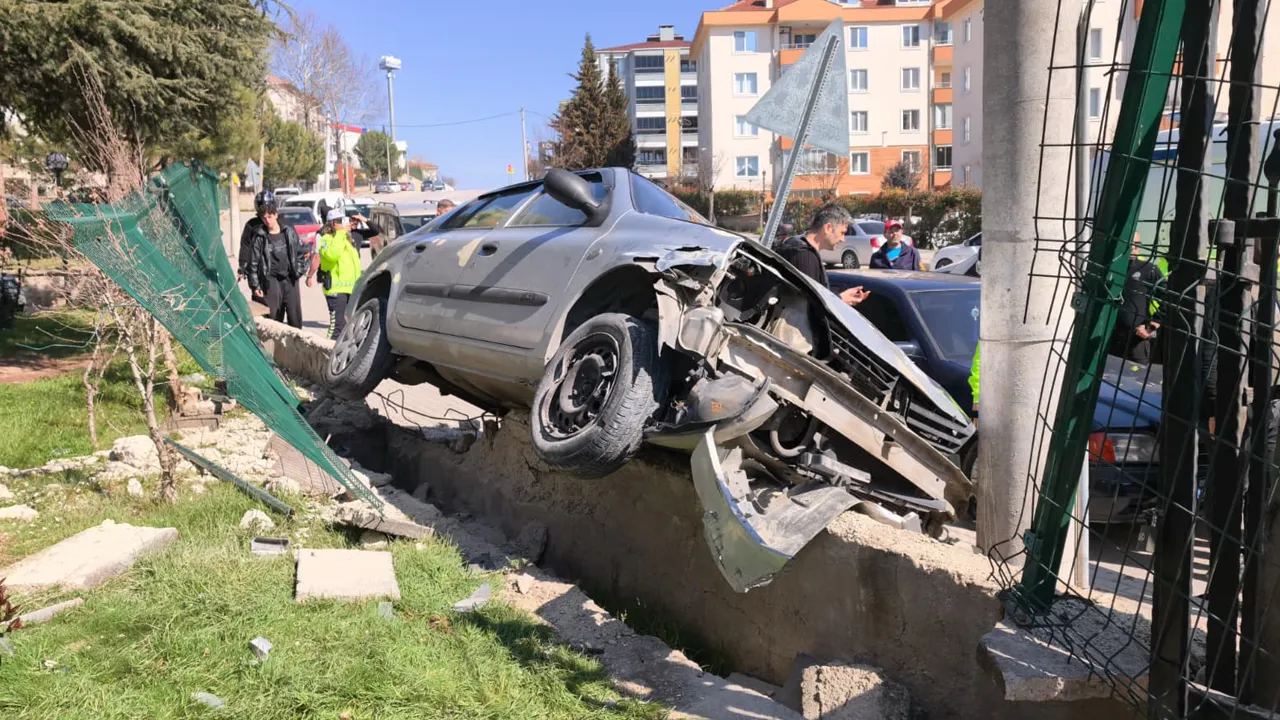 Kayan otomobili 300 metre boyunca kimse durduramadı! Çocuk öldü, dedesi ve kardeşi yaralandı