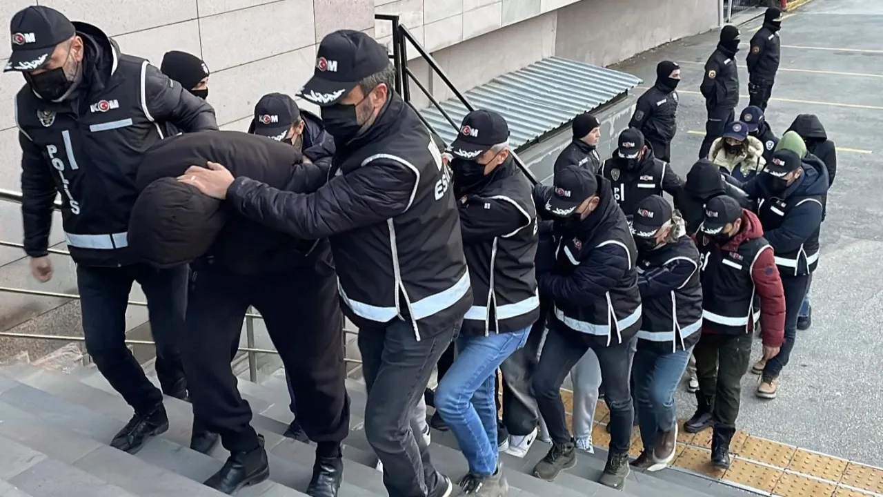 Kendini polis ve savcı olarak tanıtıp milyonluk vurgun yapan çete çökertildi