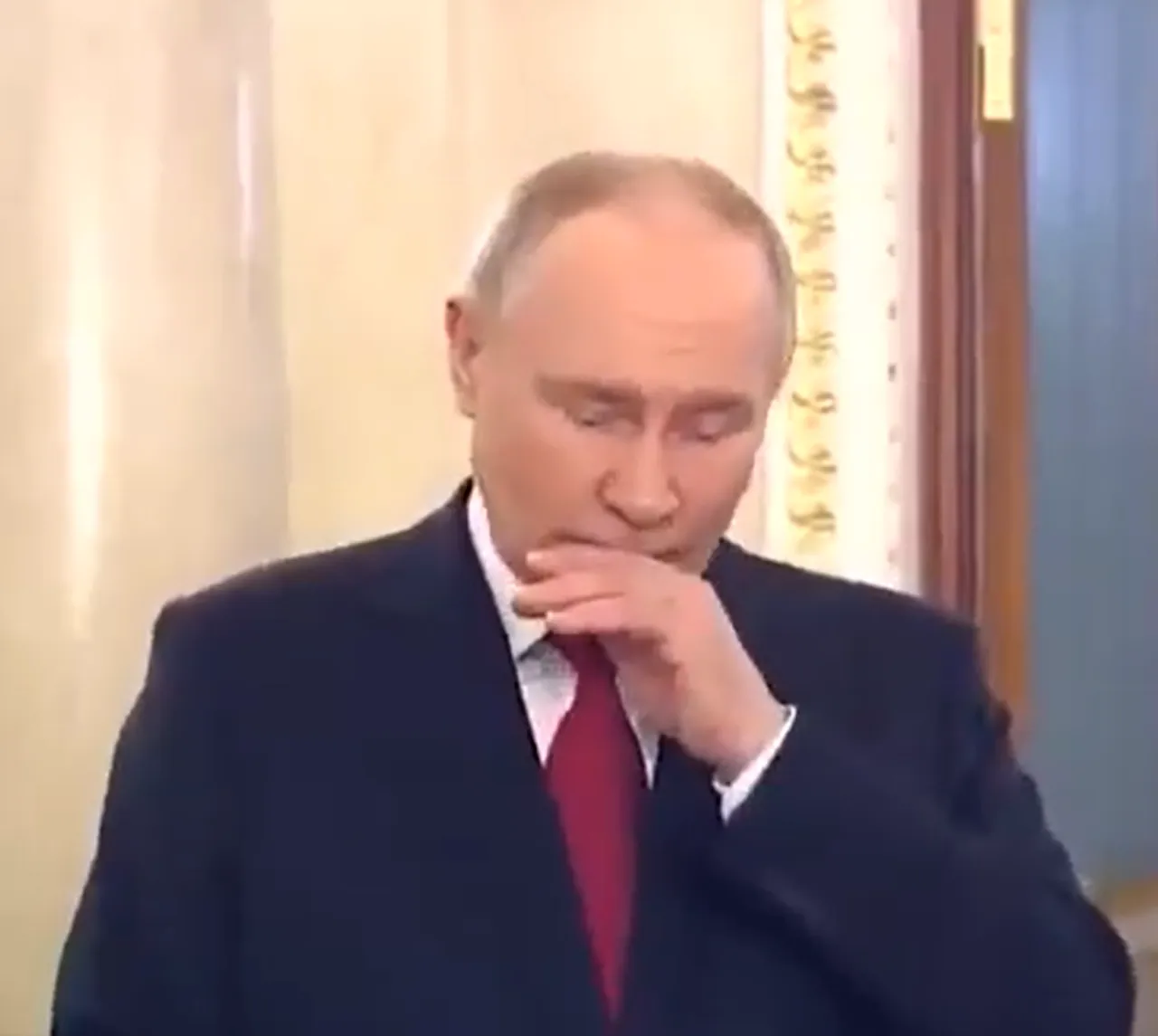 Kremlin 'yanlışlıkla' yayınladı! Putin'in öksürük krizi gündem oldu