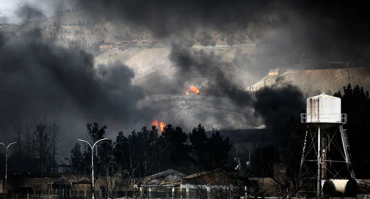 Tahran’da korkutan görüntüler! Vurulan petrol deposunda yangın hâlâ sürüyor