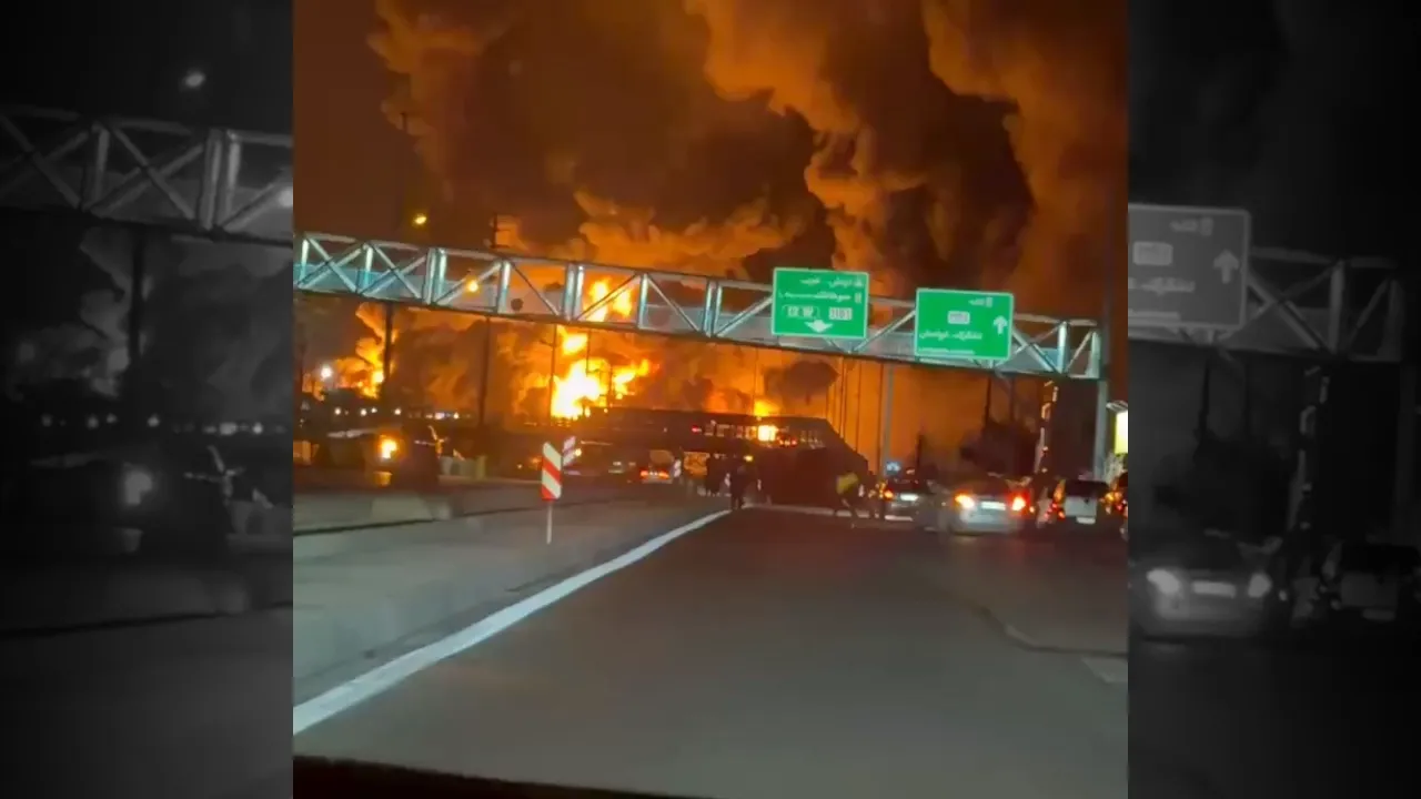 Tahran'daki petrol depolarına füzeli saldırı! Kilometrelerce yol alev alev yandı
