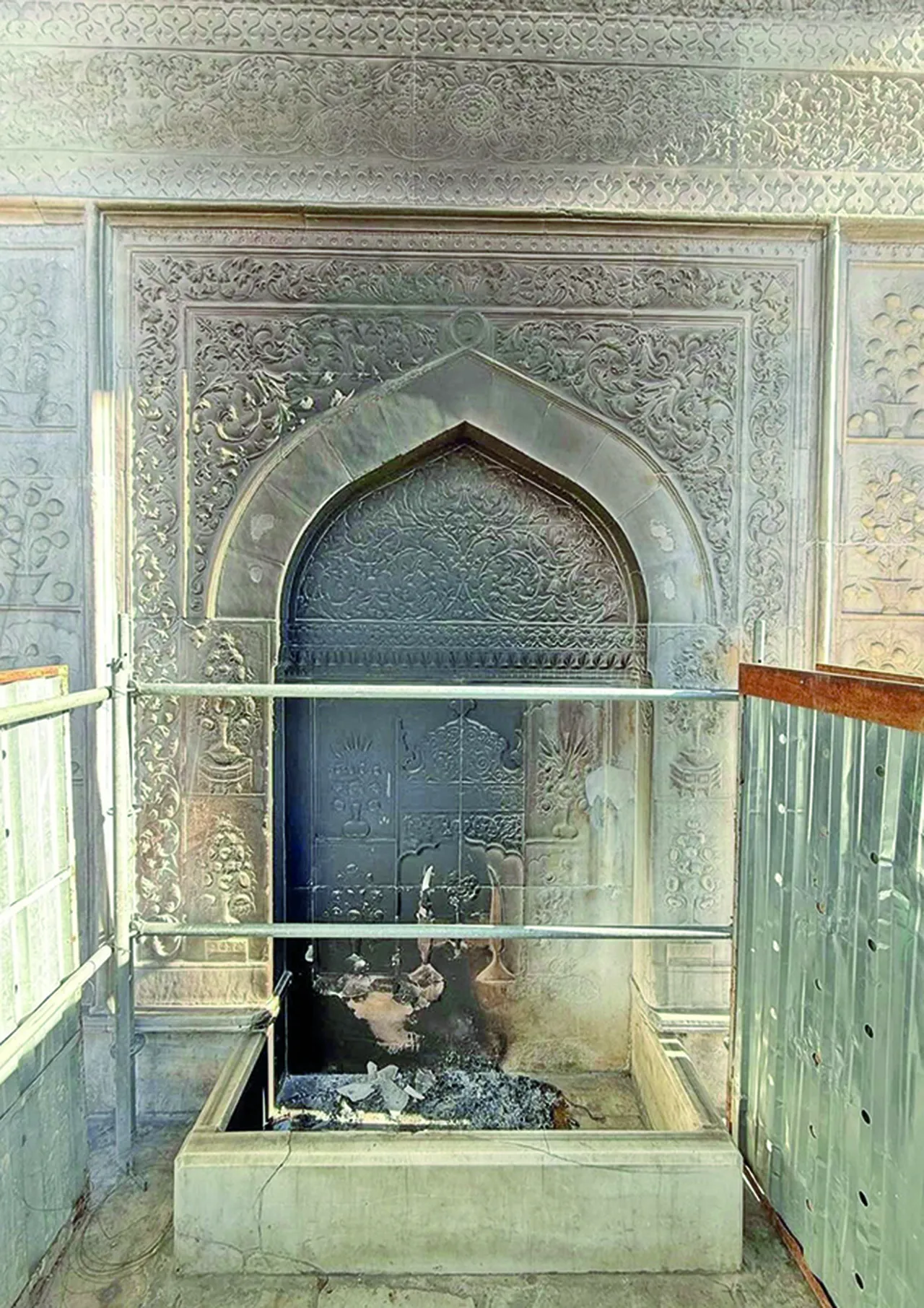 Tophane Çeşmesi, Sultan I. Mahmud tarafından 1732 senesinde yaptırıldı. Yapı, 1823’te çıkan yangında zarar gördü ve tadil edildi. Tarihî çeşme en son 2006 senesinde geniş çerçeveli restorasyondan geçti. Şimdi tekrar restorasyon bekliyor.