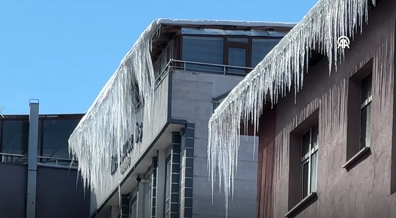 Termometreler eksi 15 derece! Buz sarkıtlarının boyu metreleri aştı