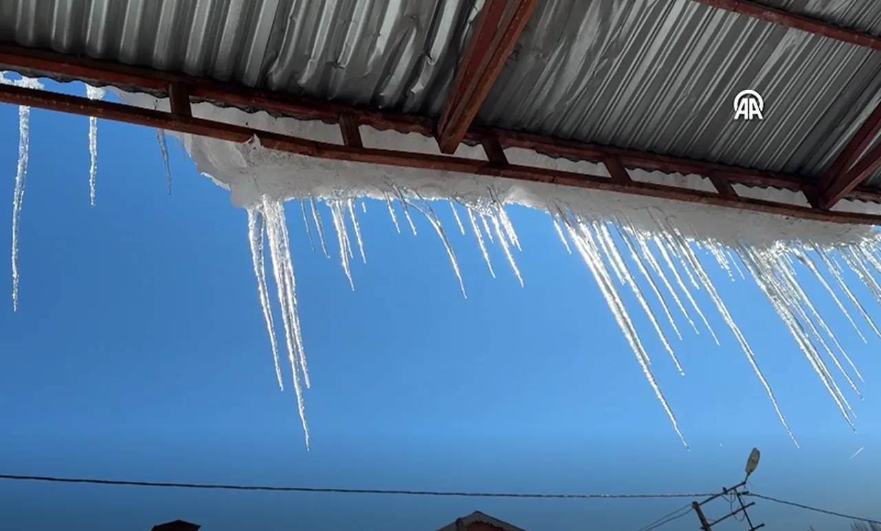 Termometreler eksi 15 derece! Buz sarkıtlarının boyu metreleri aştı