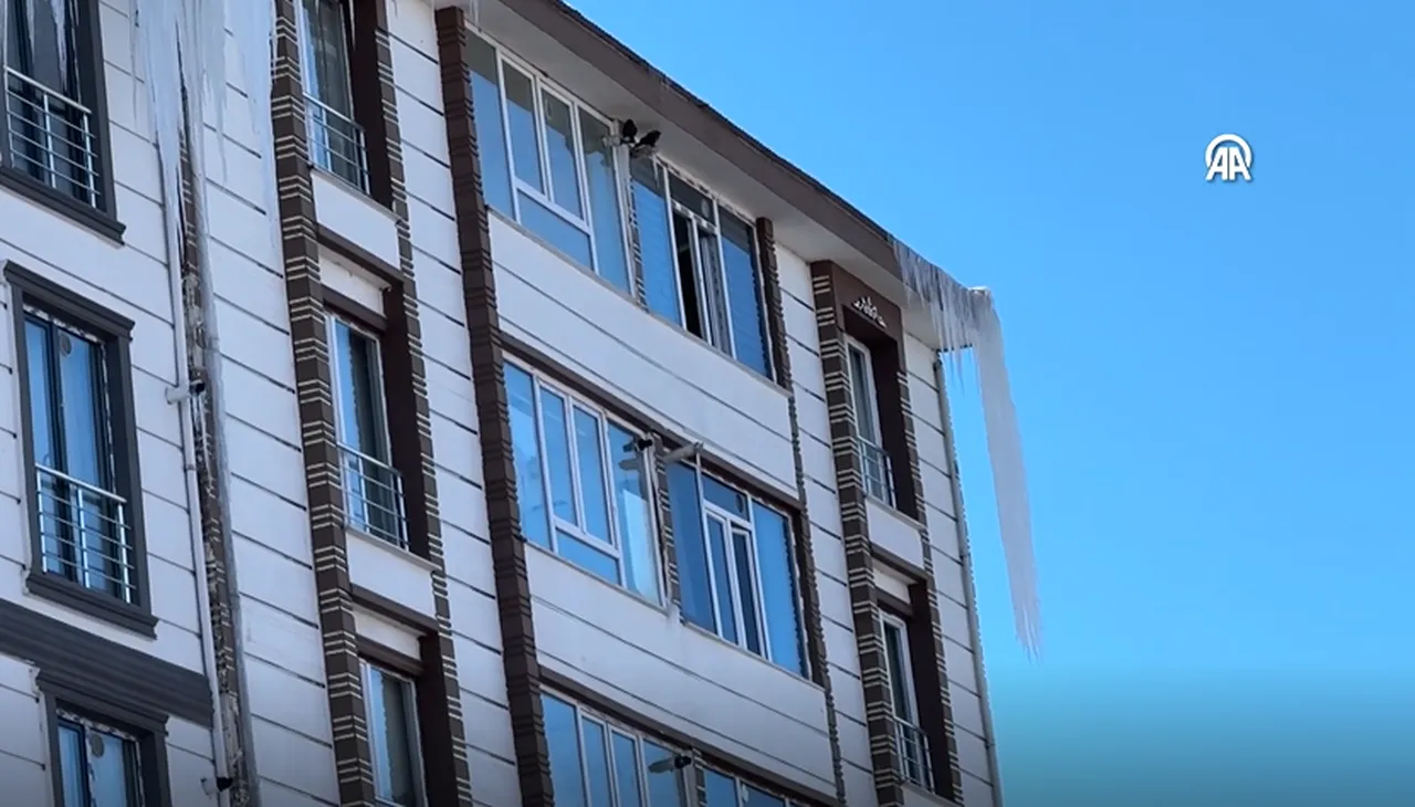 Termometreler eksi 15 derece! Buz sarkıtlarının boyu metreleri aştı