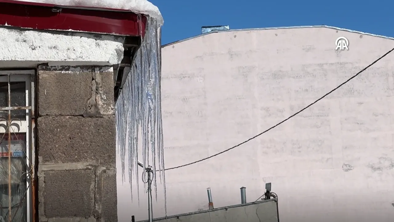 Termometreler eksi 15 derece! Buz sarkıtlarının boyu metreleri aştı