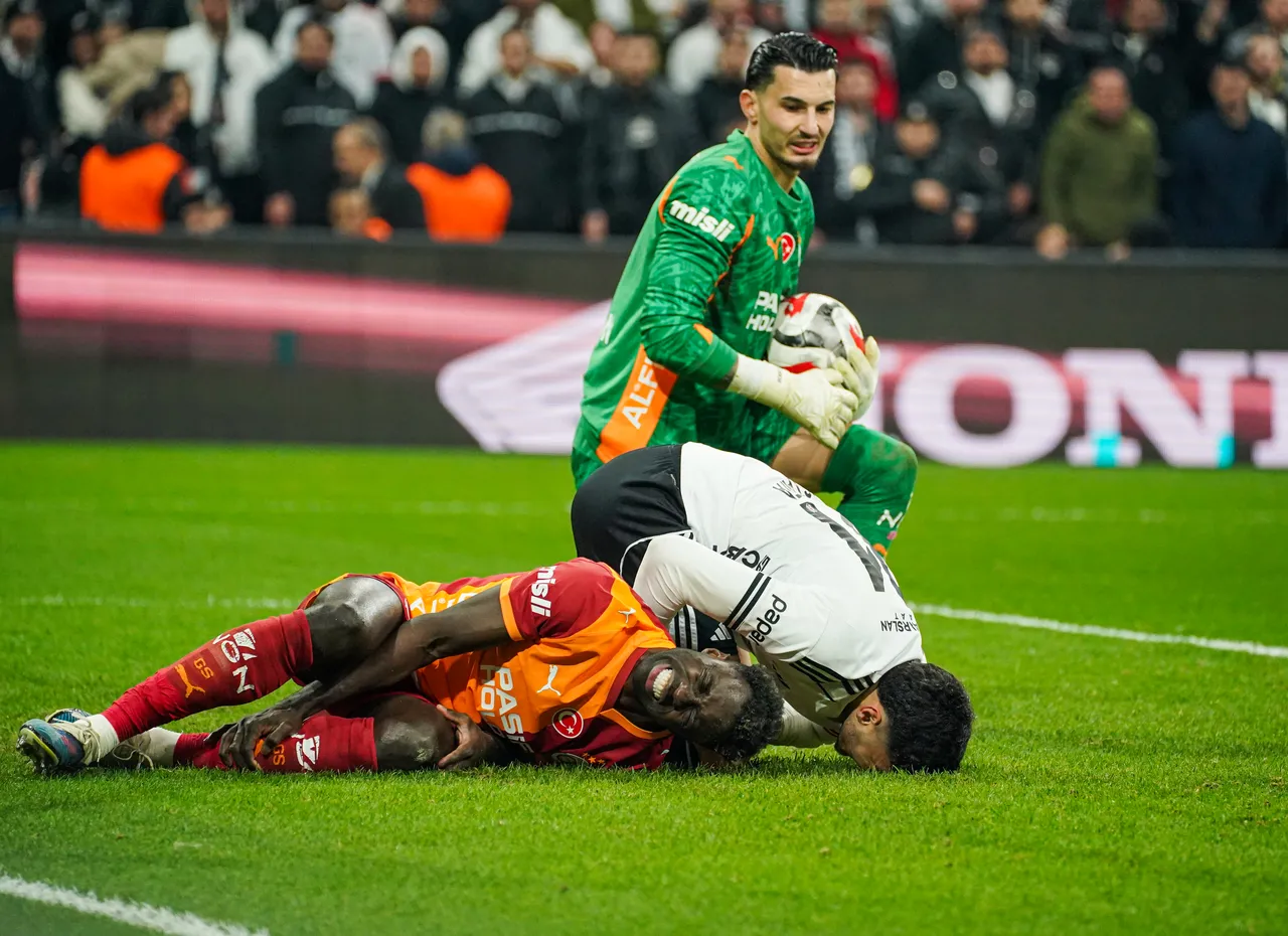 Usta kalemler, dev derbiyi yorumladı: Hakemin Osimheni atacak gücü yok