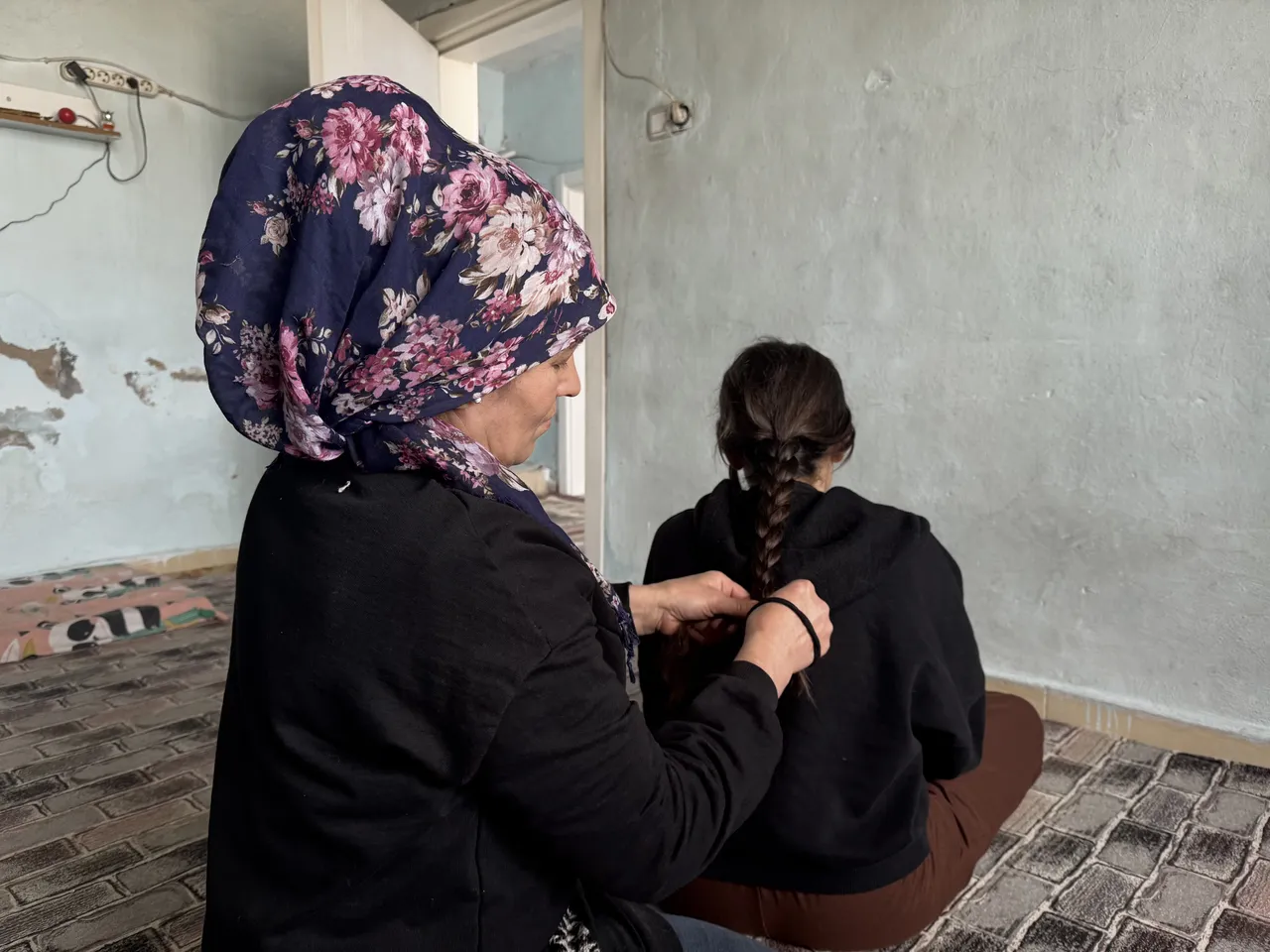 4 çocuğu için zor şartlarda çalışıyor: Şiddet gördü, üzerine kuma getirildi