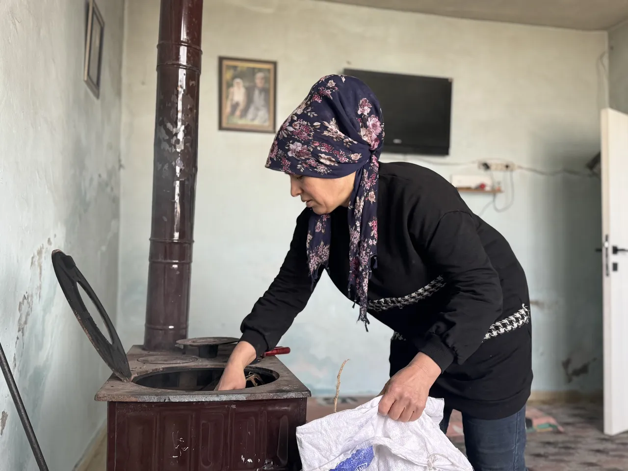 4 çocuğu için zor şartlarda çalışıyor: Şiddet gördü, üzerine kuma getirildi