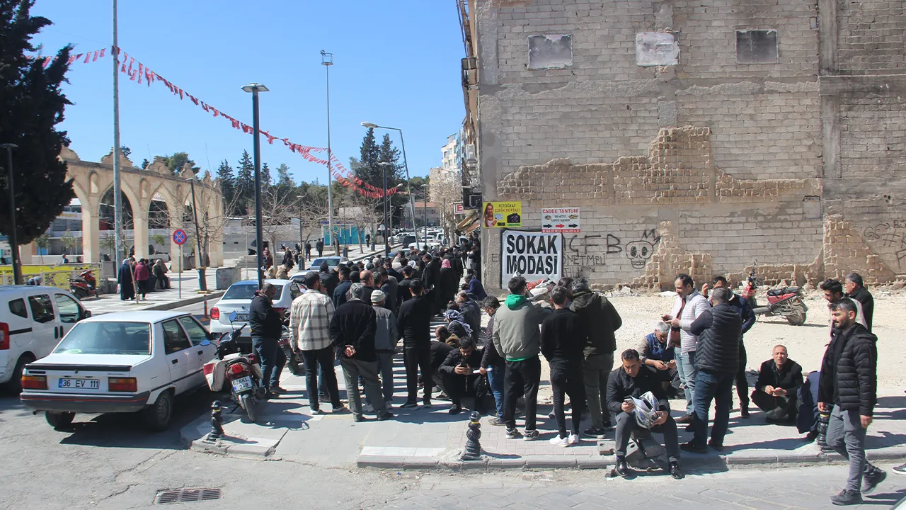 APP plaka sırası uzadıkça uzuyor! Kuyruğun başı var sonu yok! 3 saatte yarısına geldiler