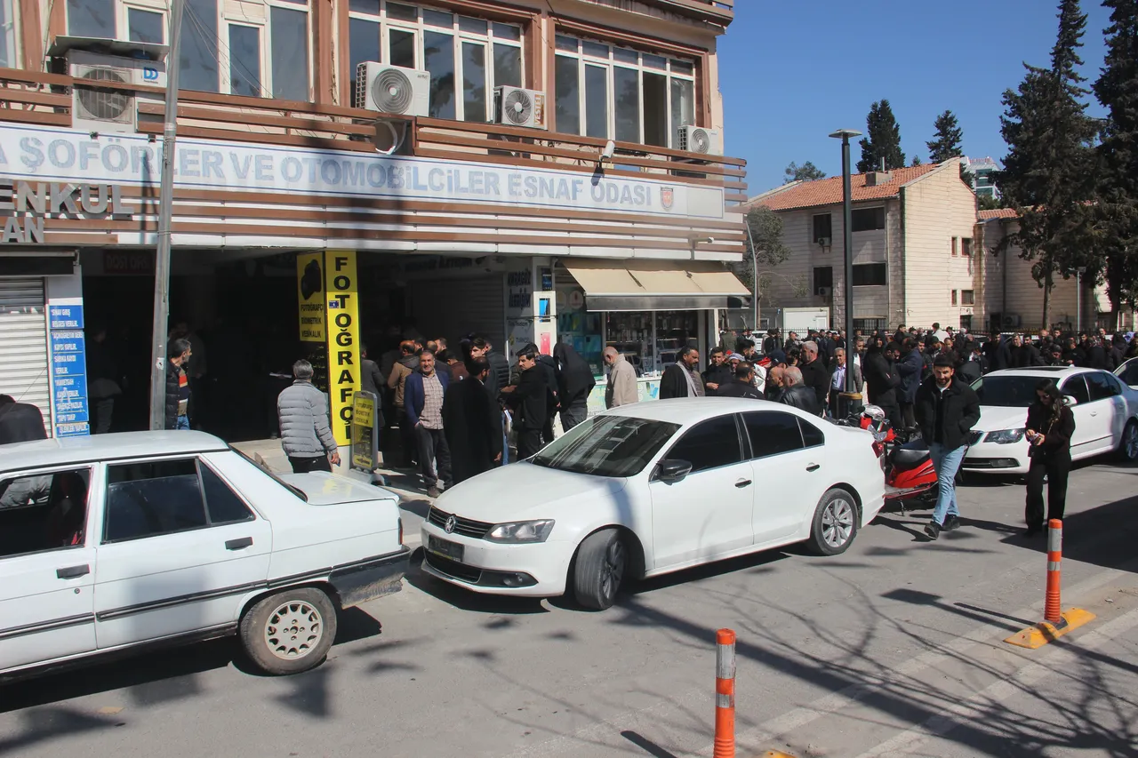 APP plaka sırası uzadıkça uzuyor! Kuyruğun başı var sonu yok! 3 saatte yarısına geldiler