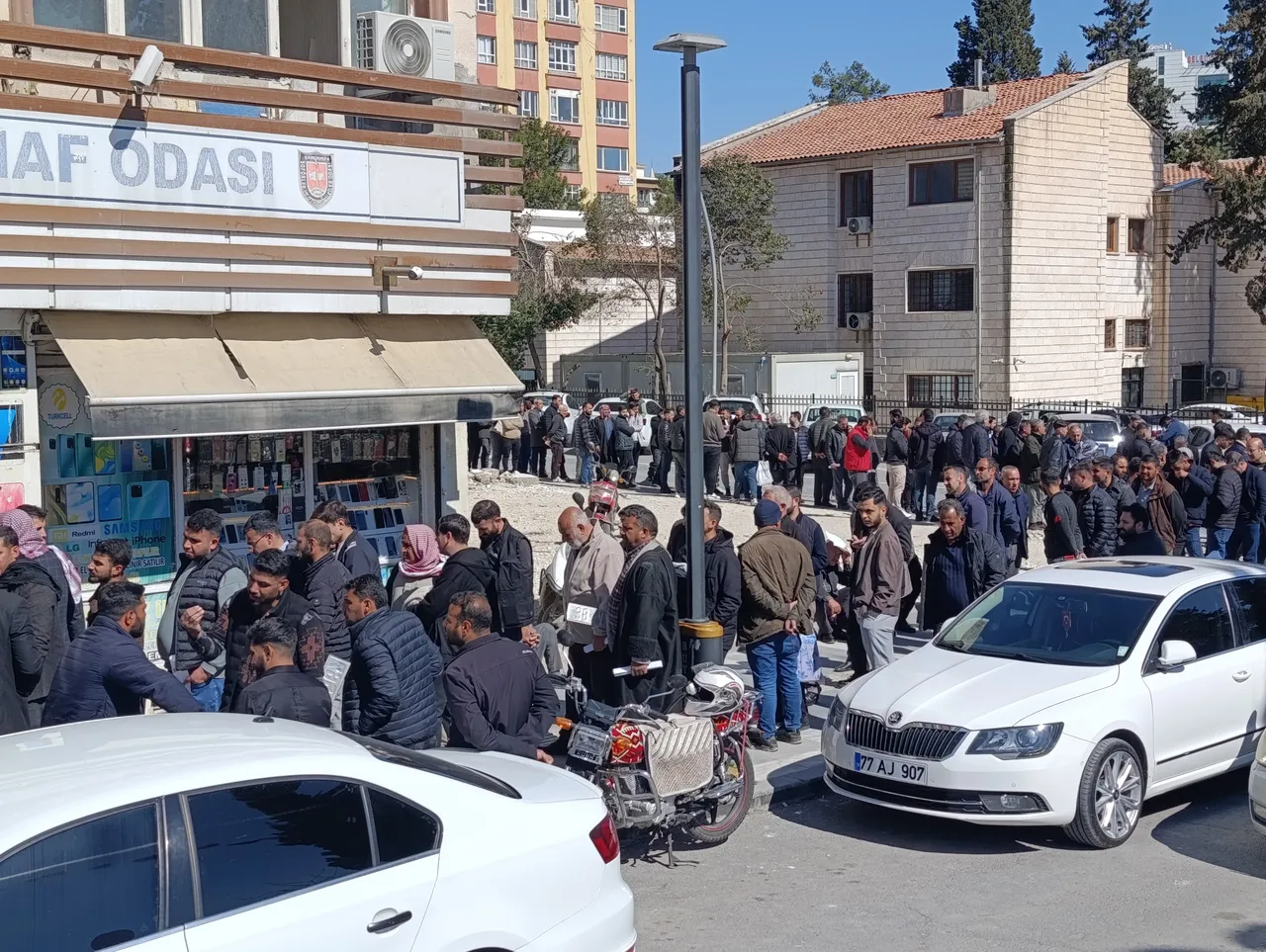 APP plaka sırası uzadıkça uzuyor! Kuyruğun başı var sonu yok! 3 saatte yarısına geldiler