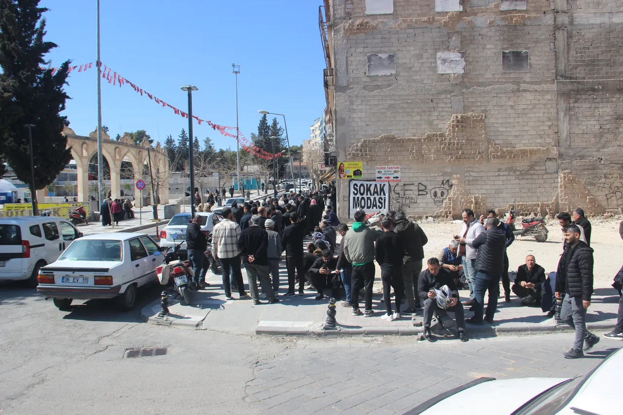 APP plaka sırası uzadıkça uzuyor! Kuyruğun başı var sonu yok! 3 saatte yarısına geldiler